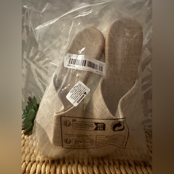 NWT, canvas, light- weight, women’s, mules - Picture 5 of 5